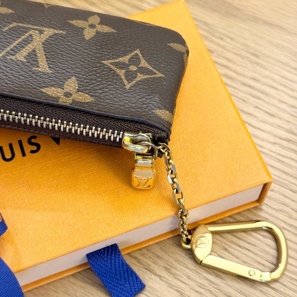 LOUIS VUITTON 2022 Monogram Cles Chain Key Pouch - Picture 10 of 13